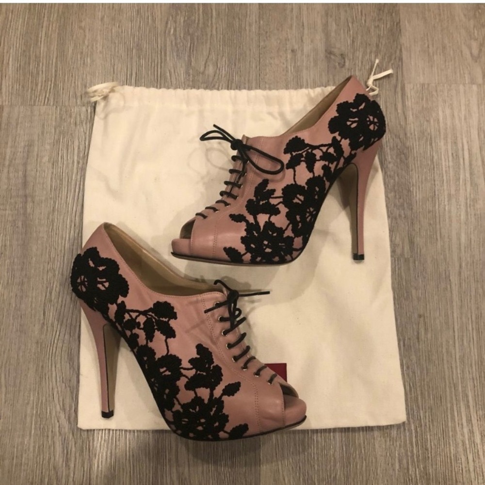 VALENTINO GARAVANI Peep Toe Floral Embroidered Ankle Boots Size 37.5